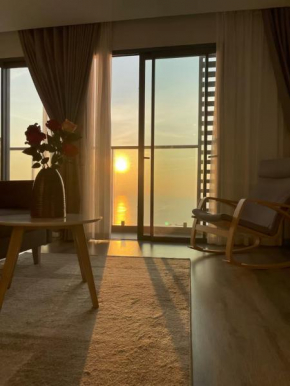 Sunny Luxury Apartment with ocean View